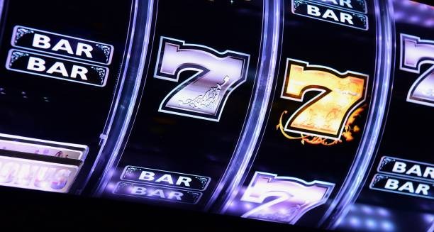 Live Bandar Ceme table at dratu777 with dealer and player seats